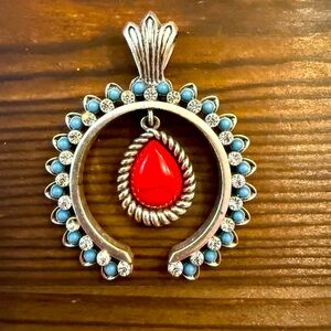 Like New Western Faux Turquoise Pendant Necklace